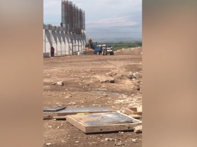 В соцсетях распространился видеоматериал обстрела азербайджанцами трактора, работающего на территории завода в Ерасхе