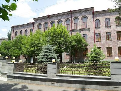 Находящегося в крайне тяжелом состоянии арцахского ребенка доставили в ереванский МЦ «Арабкир»: его обследуют