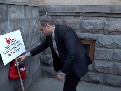 Проводящие акцию протеста адвокаты «подарили» начальнику Центрального отделения полиции боксерские перчатки