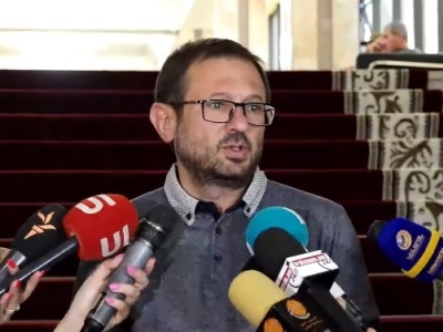 Манукян: Спикеру парламента Армении кажется, что это кресло он принес из собственного дома, что хочет, то и будет делать