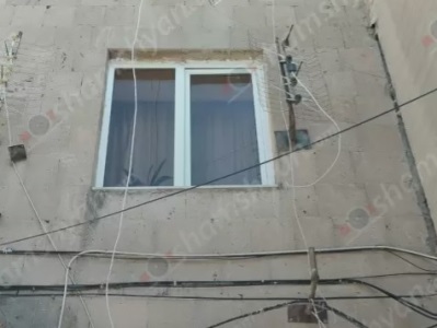 В Армении врачи борются за жизнь выпавшего из окна второго этажа 2-летнего мальчика