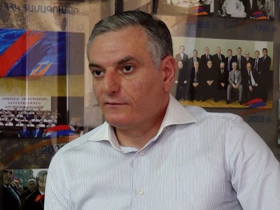 Ոչինչ տեղից չի շարժվում, որովհետեւ Հայաստանը եւ Ադրբեջանը նույն նոտայի վրա են խաղում՝ ընդդեմ բոլորի. Զաքարյան