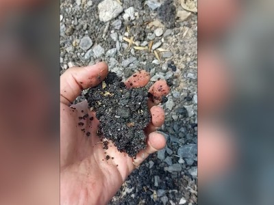 В Ереване из-за низкого качества асфальта на дорогах он просто крошится