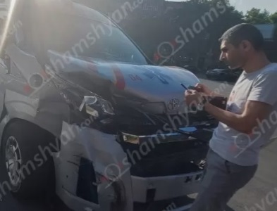 В Ереване столкнулись машина скорой помощи и автомобиль Mitsubishi: Среди 4 раненых врач и медсестра