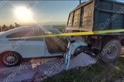 В Ширакской области автомобиль «Nissan» врезался в «Zil»: врачи борются за жизнь троих пострадавших