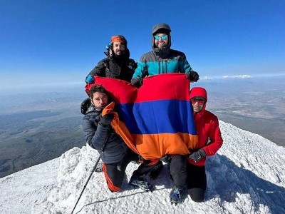 Группа армян развернула на вершине горы Арарат флаги Армении и Египта