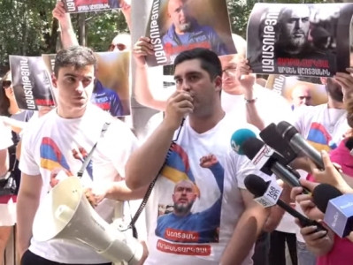Armenia ex-ruling party members hold protest outside Prosecutor General’s Office