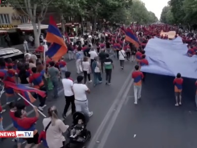 ՀՀ պետական խորհրդանշանների և ՀՀ Սահմանադրության տոների կապակցությամբ տոնական քայլերթ (ուղիղ)