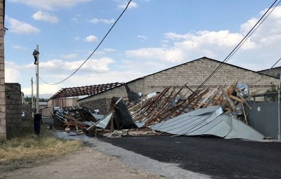 Ձորաղբյուրում ուժեղ քամուց տանիքը պոկվել, ընկել է գազատար խողովակը, էլեկտրական լարերի ու «Մերսեդեսի» վրա