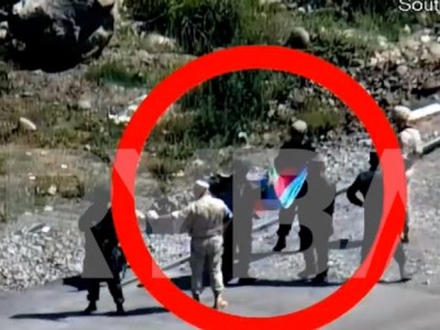 Video of Azerbaijanis trying to place their national flag on Hakari bridge in Lachin corridor is publicized