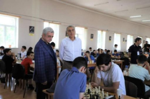 Серж Саргсян сегодня наблюдал за ходом партий международного юношеского открытого шахматного турнира