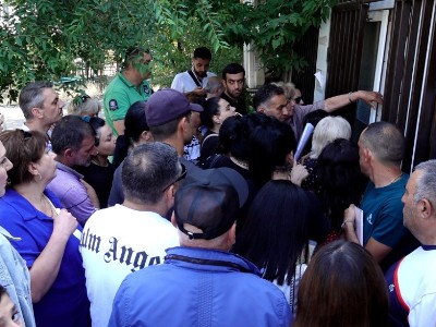 «Գիշերը 5-ին եկել եմ, 65-րդ համարն եմ»․ անձնագրային բաժանմունքներում մեծ հերթեր են