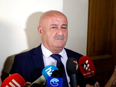 Քաղաքացու կարտոֆիլները գետնին գցե՞լն էր պատգամավորին հարիր․ լրագրողները՝ Աղազարյանին