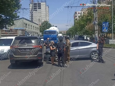 shamshyan.com: Security officers accompanying Armenia defense minister have road accident in Yerevan