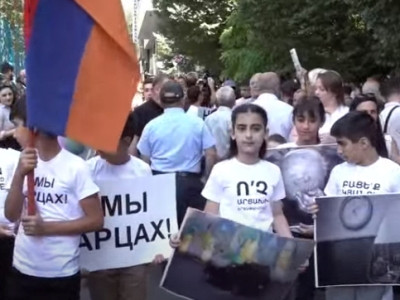Перед офисом ООН в Ереване проходит акция в поддержку заблокированного Арцаха