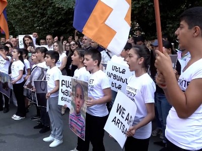 Karabakh children sing Artsakh national anthem in front of UN office in Armenia