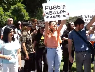 Организовавшие акцию перед посольством Франции в Армении граждане направились к посольству США