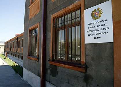 Ցայտաղբյուրի մոտ դրված օտարերկրացու պայուսակը վերցրել էր 57-ամյա կինը