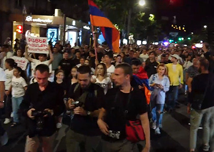 Участники митинга шествием направляются в «Ераблур»