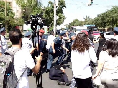 Во время акции протеста родителей без вести пропавших в Ереване машина наехала на патрульного