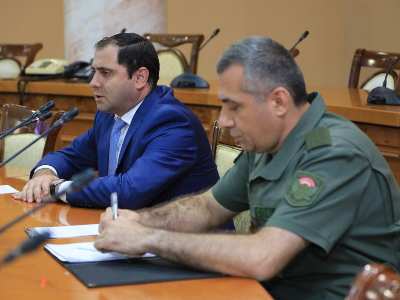 Министр обороны провел встречу с аккредитованными за рубежом военными атташе РА