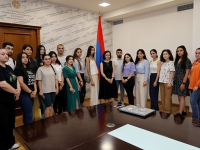 Ժաննա Անդրեասյանը հանդիպել է Հակակոռուպցիոն դպրոցի ունկնդիրներին