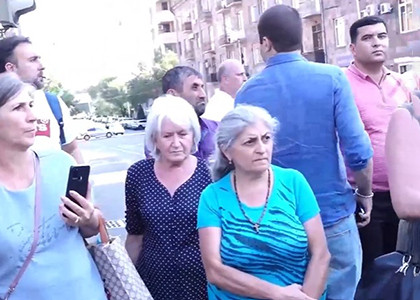 Եթե իմանամ՝ փակեք ճամփան, ձեր տղան կգա, ես էլ ձեր հետ կփակեմ, բայց հիմա պետք է բացել Բաղրամյանը. Ոստիկանը՝ ծնողներին