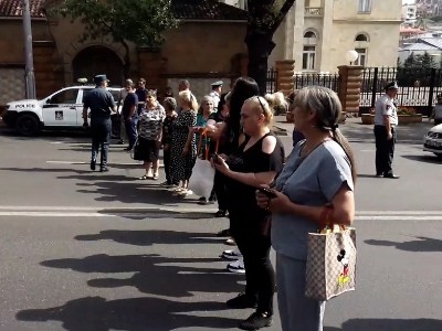 Родители без вести пропавших военнослужащих намерены встретиться до 10 августа с главой МВД Армении
