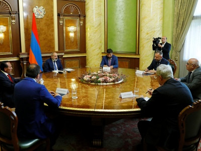 Премьер-министр провел встречу с руководителями внепарламентских политических сил