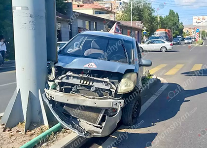 Աբովյանի հիվանդանոցի մոտ բախվել են Mazda-ն ու սկսնակ վարորդներին վարել սովորեցնողի Toyota-ն. Shamshyan.com