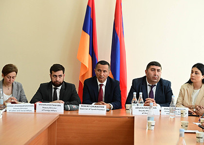 Դժվար է պատկերացնել՝ միջազգային հանրությունը չի փորձելու լուծել հումանիտար ճգնաժամը ԼՂ-ում. Կոստանյանը՝ դեսպաններին