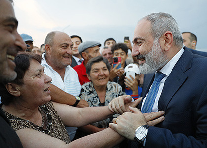 «Մենք քեզ շատ սիրում ենք, դու արխային, մենք կողքիդ ենք մինչեւ վերջ. դու մեզ փրկիր». Գագարինցի կինը՝ Փաշինյանին