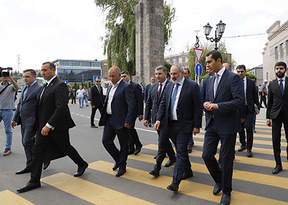 Ձեր դպրոցի մարզադահլիճը չենք կարող սարքել, դպրոցն ենք քանդելու. Փաշինյանը՝ աշակերտին