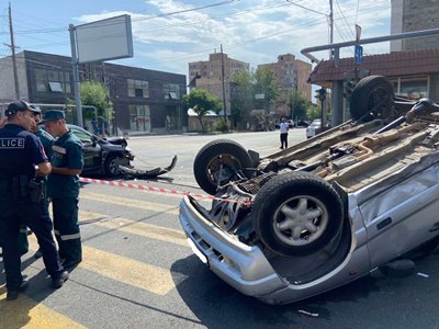 В Ереване столкнулись два автомобиля, есть пострадавший