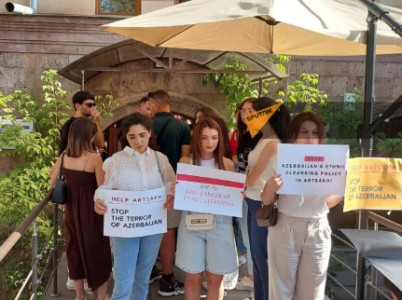Акция в поддержку Вагифа Хачатряна: В Армении студенты заблокировали вход в офис МККК