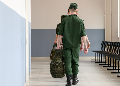 Призывникам запретят выезд из России со дня направления повестки и до явки в военкомат