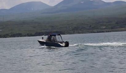 Водные спасатели помогли двоим гражданам выбраться на берег из озера Севан