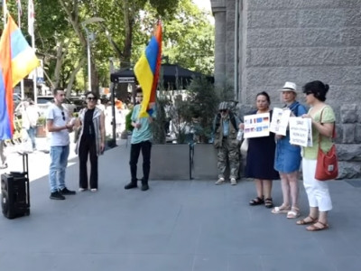 Группа арцахцев провела акцию протеста перед зданием МИД Армении