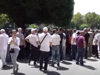 Karabakh war-participating detachment members protest outside Armenia government building