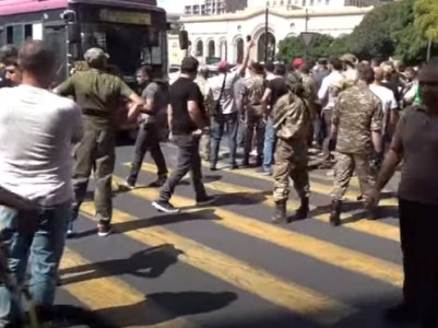Протестующие члены отряда «Крестоносцы» перекрыли проспект Тиграна Меца в Ереване