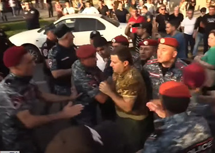 Полиция с места акции протеста в Ереване подвергла приводу 14 человек
