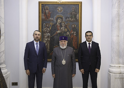 Ամենայն Հայոց Կաթողիկոսն ընդունեց Մաշտոցյան Մատենադարանի տնօրեն Արա Խզմալյանին  և փոխտնօրեն Վահե Թորոսյանին