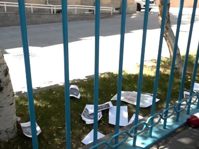Протестующие у здания офиса ООН граждане оставили во дворе фотографии умершего от голода в Карабахе мужчины