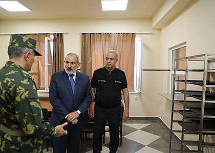 Пашинян в Капане посетил погранзаставу СНБ