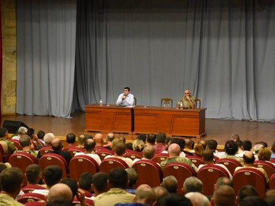 Араик Арутюнян встретился с группой бойцов народного ополчения