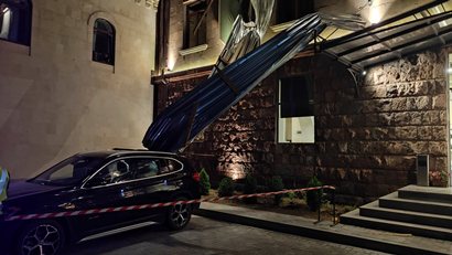 Сильный ветер повредил автомобили, крыши домов и деревья в Ереване, Гюмри и Ташире