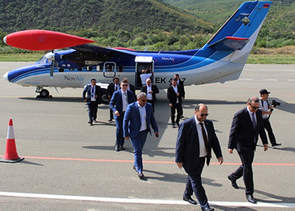 Глава аппарата премьер-министра РА и секретарь Совета безопасности вылетели в Капан представительским рейсом