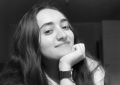 Родные погибшей в ДТП Хелен Дадаян проводят акцию протеста в офисе МККК в Степанакерте
