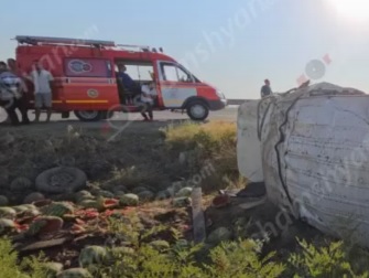 28-ամյա վարորդը մի քանի տոննա ձմերուկով բարձված Ford Transit-ով կողաշրջվել և հայտնվել է դաշտում