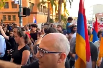 Армяне провели акцию протеста у здания консульства Азербайджана в Лос-Анджелесе